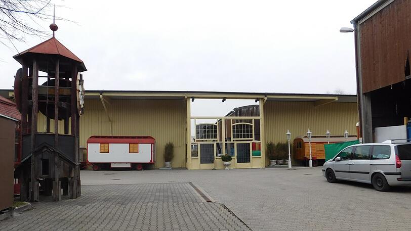 Ruhig und menschenleer liegt das Areal da. Zumindest am Tag. Denn wenn es dunkel wird in Johanneskirchen, werden in der Theaterfabrik oft große Partys gefeiert