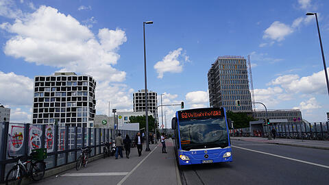 Keine eigene Spur: ein Bus auf der Friednheimer Brücke.