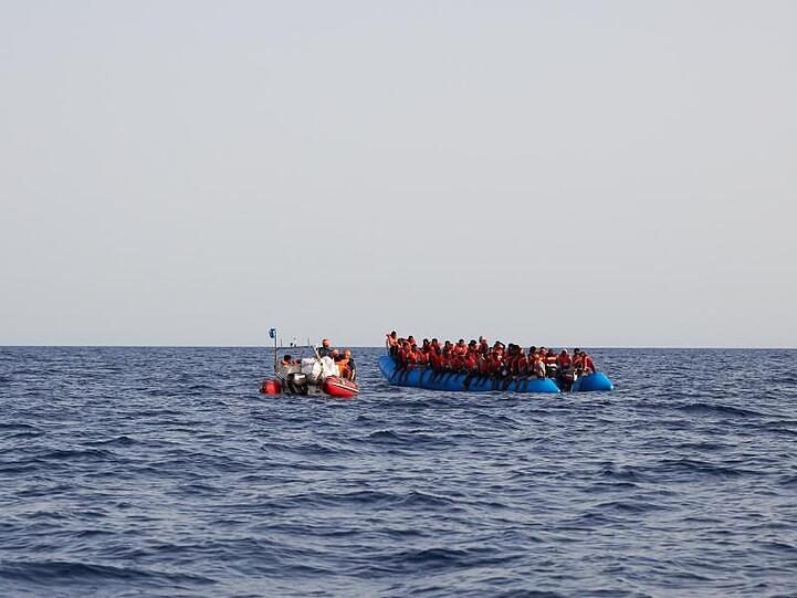 Retter erreichen das voll besetzte Schlauchboot.