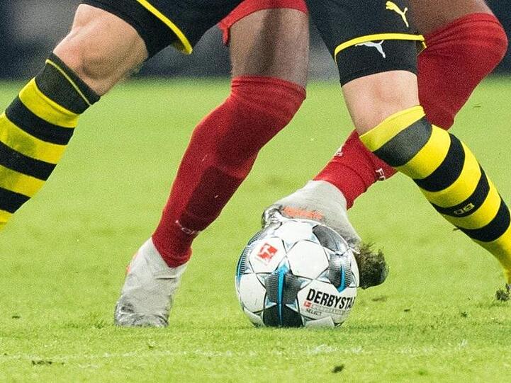 Nico Schulz von Dortmund (l) und Serge Gnabry vom FC Bayern München im Zweikampf um den Ball. Foto: Matthias Balk/dpa/Symbolbild
