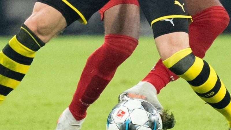 Nico Schulz von Dortmund (l) und Serge Gnabry vom FC Bayern München im Zweikampf um den Ball. Foto: Matthias Balk/dpa/Symbolbild Nico Schulz von Dortmund (l) und Serge Gnabry vom FC Bayern München im Zweikampf um den Ball. Foto: Matthias Balk/dpa/Symbolbild
