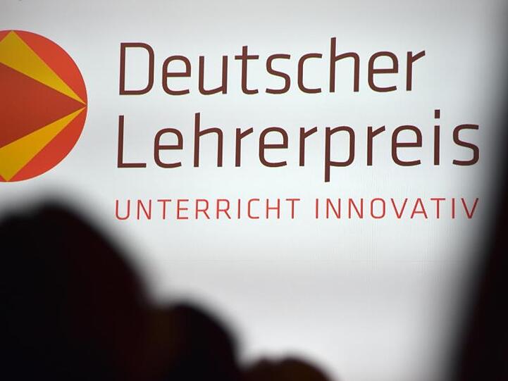 Die Worte "Deutscher Lehrerpreis - Unterricht innovativ" werden bei der Verleihung des Preises in Berlin an eine Wand projiziert. Foto: Sven Braun/dpa
