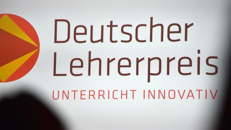Die Worte "Deutscher Lehrerpreis - Unterricht innovativ" werden bei der Verleihung des Preises in Berlin an eine Wand projiziert. Foto: Sven Braun/dpa Die Worte "Deutscher Lehrerpreis - Unterricht innovativ" werden bei der Verleihung des Preises in Berlin an eine Wand projiziert. Foto: Sven Braun/dpa