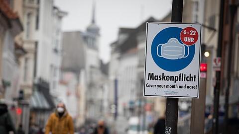 Maskenpflicht in der Innenstadt von Flensburg. Die Fallzahlen sind hier derzeit hoch.