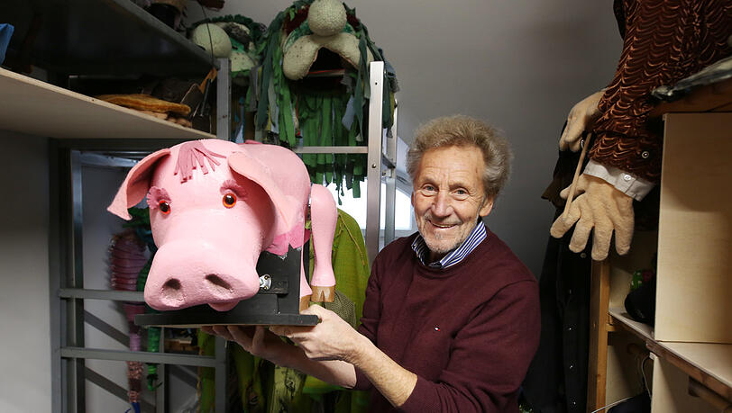 Siegfried Böhmke, Intendant vom Marionettentheater, mit einem Schweinchen, das noch Fäden benötigt. Siegfried Böhmke, Intendant vom Marionettentheater, mit einem Schweinchen, das noch Fäden benötigt.