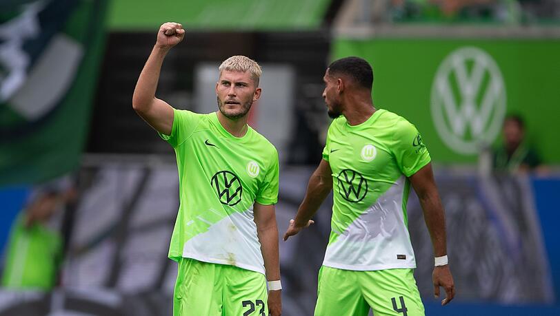 Jonas Wind (l) erzielte beide Treffer für die Wölfe.