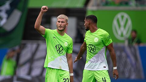 Jonas Wind (l) erzielte beide Treffer für die Wölfe.