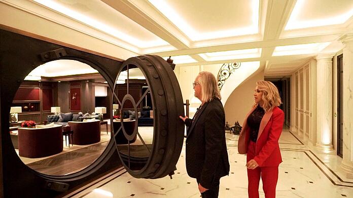 "Geissens' Mega Mansions": Carmen und Robert sind auf einer luxuriösen Weltreise, auf der sie exklusive Villen und Yachten erkunden.