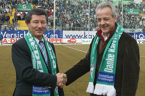Die KarstadtQuelle-Versicherung, Hauptsponsor der SpVgg Greuther Fürth (hier SpVgg-Boss Helmut Hack, li., mit KQV-Chef Peter Endres) ist nun komplett unter dem Dach der Ergo-Gruppe.