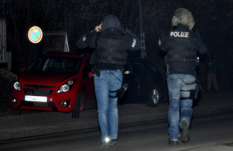 SEK-Einsatz in Aschau am Inn: Schüsse waren in einer Wohnung gefallen. Die Polizei überwältigte einen Mann mit Schreckschusspistole.