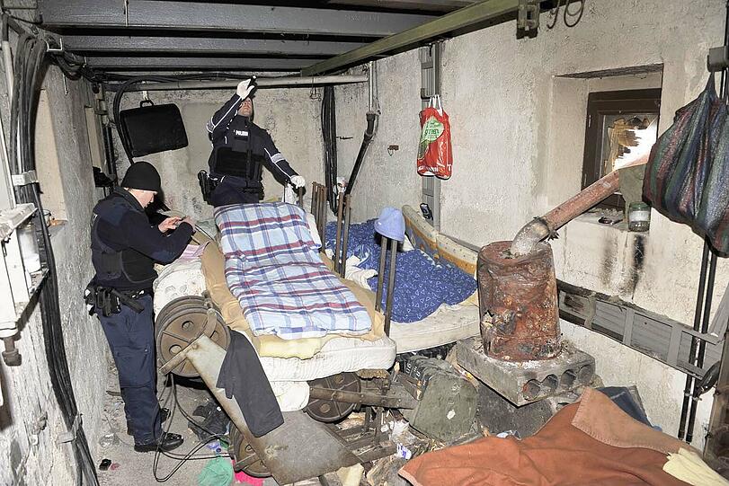 Eine Matratze, ein paar Decken und eine lebensgefährliche Öl-Heizung: Die Polizei hat ein illegales Schlaflager ausgehoben.