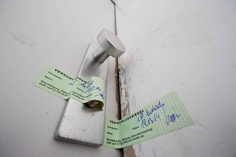 Ein Verschlusssiegel der Polizei ist an der Wohnungstür angebracht.