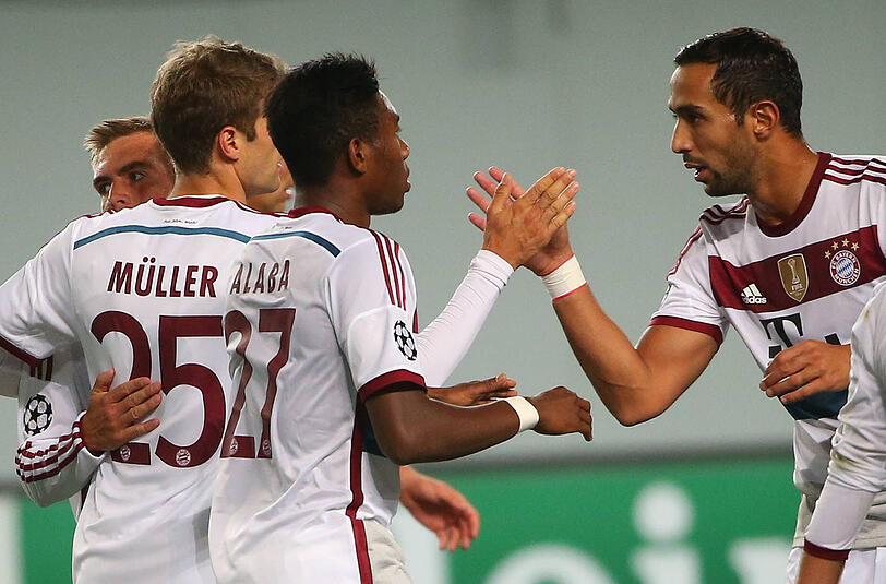 Holte sich nach seinem Tor die Glückwünsche der Kollegen ab: Thomas Müller (l.).