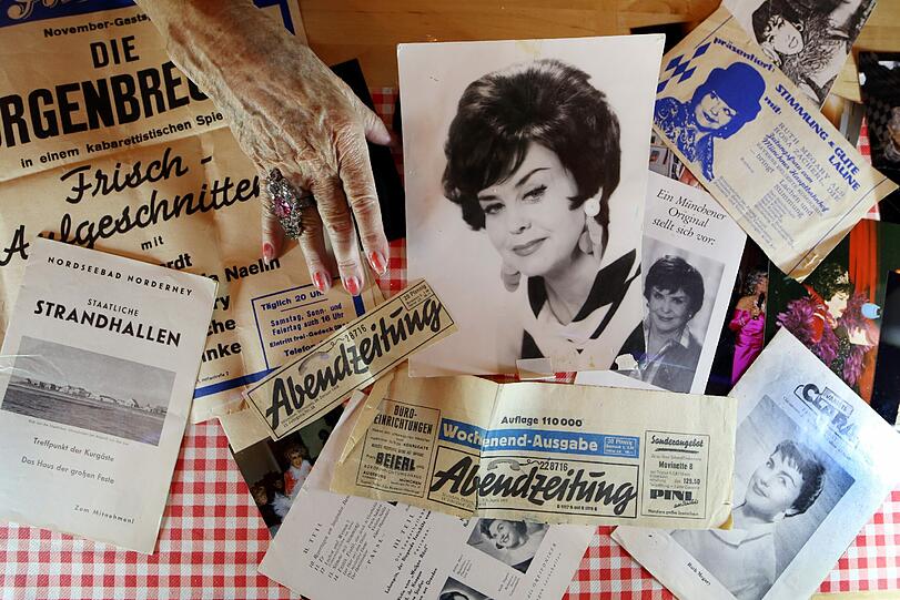 Zeitungsausschnitte aus Megarys Karriere.