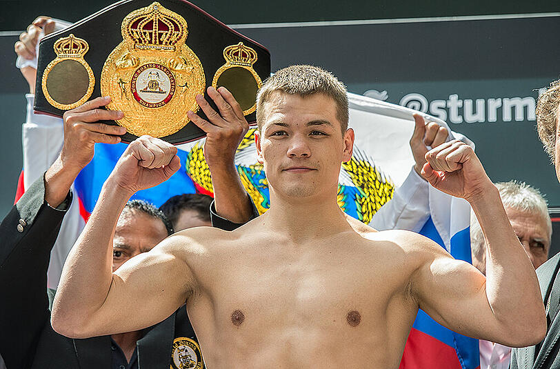 Fjodor Tschudinow beim Wiegen vor dem WM-Kampf gegen Felix Sturm.