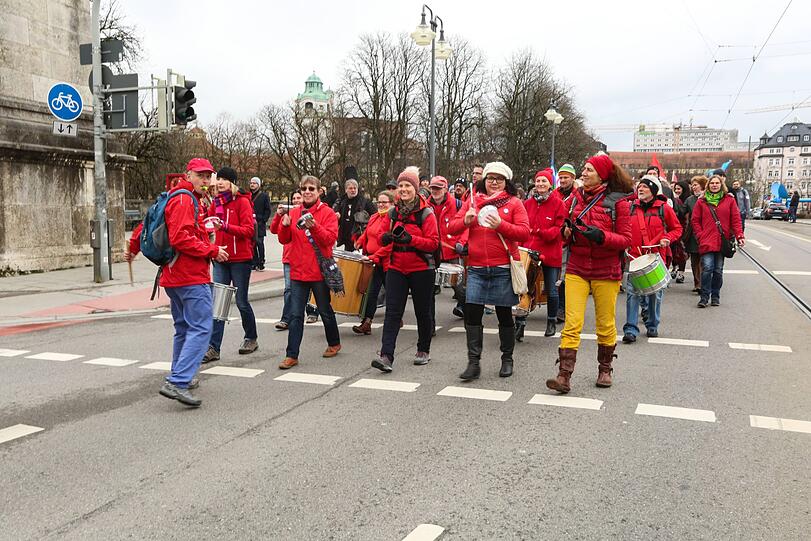 Mit Trommeln marschieren die Menschen für den Frieden und für Abrüstung.