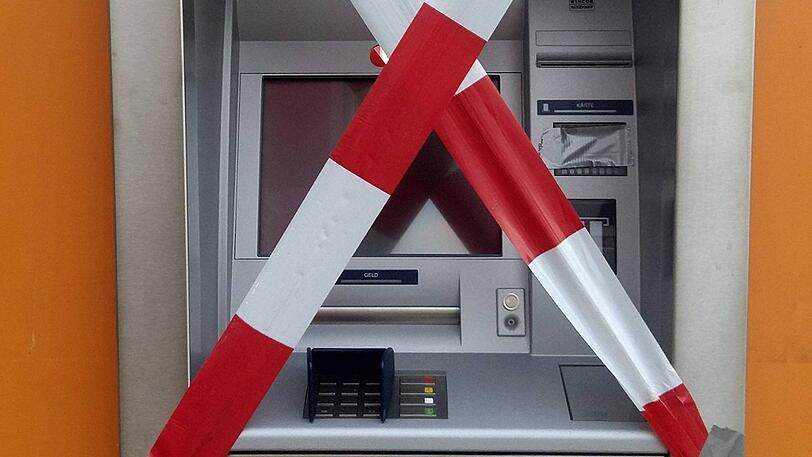 Mit roher Gewalt versuchte ein Einbrecher am Montagabend einem Automaten sein Geld zu entlocken. (Symbolbild)