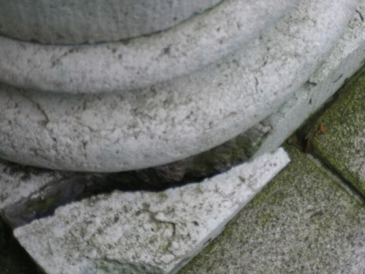 Kein würdiges Erinnern: Bilder von der sanierungsbedürftigen Gruft des &bdquo;Malerfürsten&ldquo; Franz von Lenbach auf dem Westfriedhof.