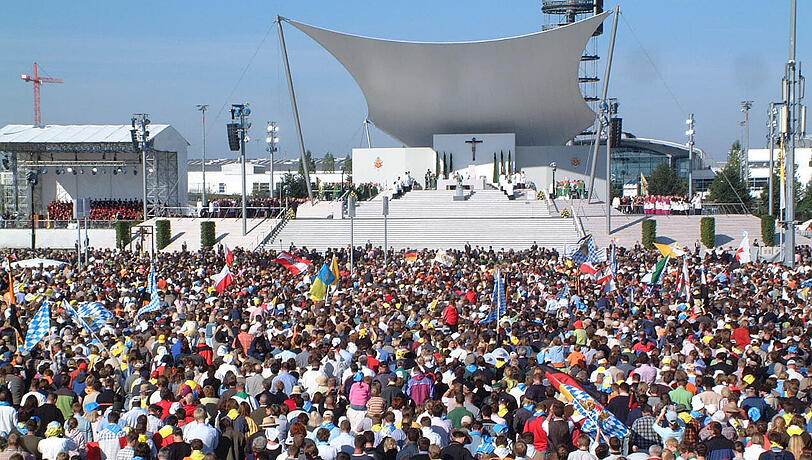 2006 feiert der Papst vor 250.000 Gläubigen auf dem Messegelände &ndash; eine Messe.