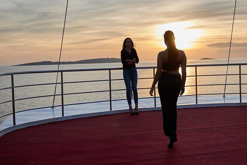 Auf dem Sonnendeck der MY Bellezza übten die Mädchen ihre Show für den nächsten Tag ein.