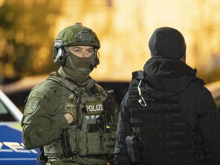 SEK-Beamte in der Nähe eines Tatorts im Einsatz.