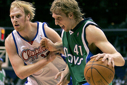 Gegner in der NBA, künftig Partner in der deutschen Nationalmannschaft: Dirk Nowitzki (re.) und Chris Kaman.