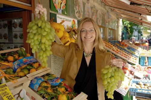 Carmen Bayer startet mit einem Einkaufsbummel durch Haidhausen ins Wochenende.