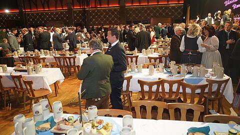 Spätabends im Saal: Heuer bleiben noch viele Gäste zum Ratschen, als das Fernsehen schon nicht mehr von hier sendet.