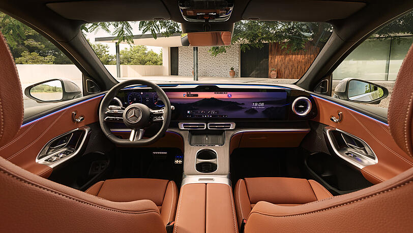 Der MBUX-Hyperscreen im GLC von Mercedes-Benz erstreckt sich über das gesamte Armaturenbrett. Der MBUX-Hyperscreen im GLC von Mercedes-Benz erstreckt sich über das gesamte Armaturenbrett.