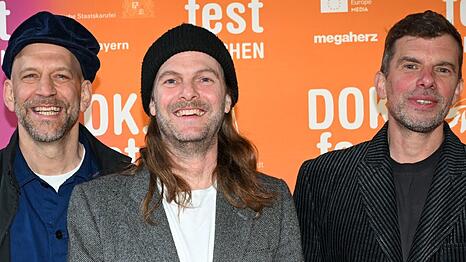 Florian "Flo" Weber, Peter Brugger und R&uuml;diger "R&uuml;de" Linhof - die Sportfreunde Stiller - feierten die Weltpremiere ihrer TV-Doku.