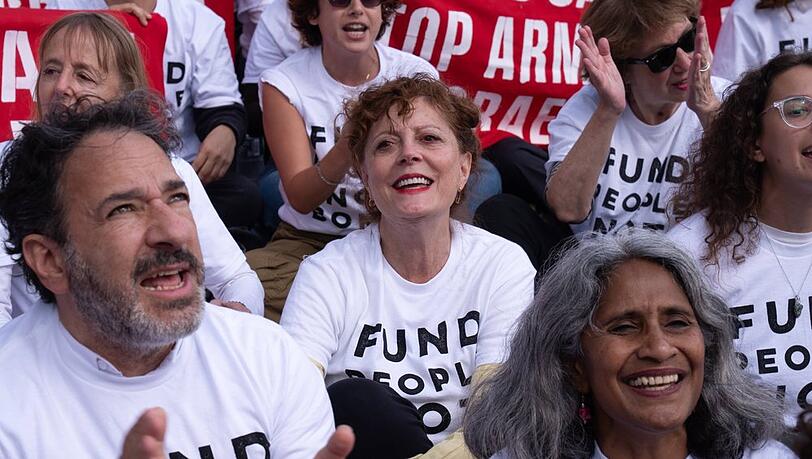 Susan Sarandon engagiert sich seit jeher politisch. Wenige Tage vor ihrem 80. Geburtstag wurde sie bei einem Protest in New York City festgenommen. Susan Sarandon engagiert sich seit jeher politisch. Wenige Tage vor ihrem 80. Geburtstag wurde sie bei einem Protest in New York City festgenommen.