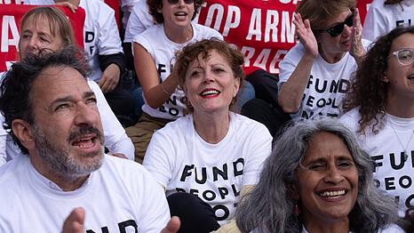 Susan Sarandon engagiert sich seit jeher politisch. Wenige Tage vor ihrem 80. Geburtstag wurde sie bei einem Protest in New York City festgenommen.