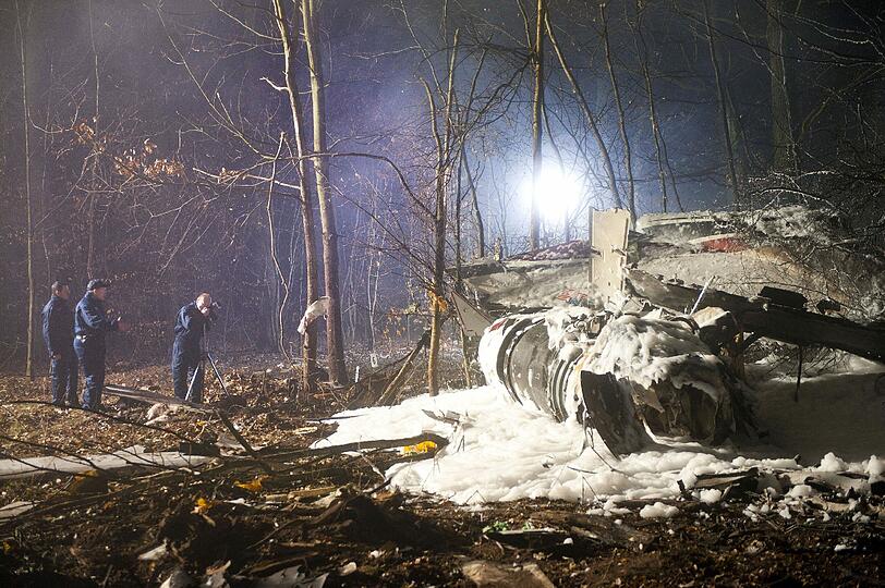 Am Donnerstagabend war ein Kleinflugzeug aus dem österreichischen Linz kommend bei Nebel in ein Waldstück nahe des Flugplatzes gestürzt und in Flammen aufgegangen.

Dass die weiteren Insassen noch lebend gefunden werden, sei sehr unwahrscheinlich, hieß es. Die Polizei ging am Morgen davon aus, dass insgesamt fünf oder sechs Menschen in dem Flugzeug saßen. Am Abend waren zunächst drei Leichen geborgen worden - die Bilder.