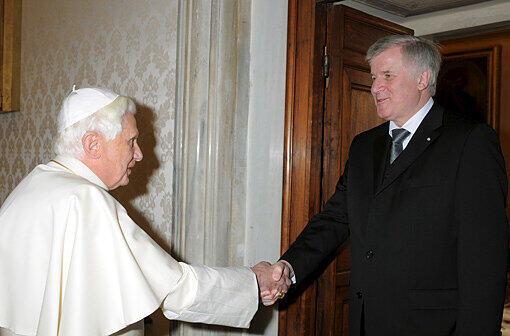 Der bayerische Ministerpräsident Horst Seehofer bescheinigte dem Papst &bdquo;Weisheit und Umsicht&ldquo; bei der Leitung der katholischen Kirche. Dabei lasse er stets seine tiefen Wurzeln in seiner bayerischen Heimat erkennen. &bdquo;Er verkörpert wie kein anderer das spirituelle Bayern&ldquo;.
