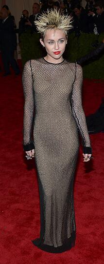 Ok, das Motto der Party lautete "PUNK: Chaos to Couture". Aber dann gleich so, Frau Cyrus?