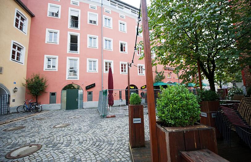 In der Nacht zum 09.09.2013 wurde vor dem Nachtlokal in Rosenheim (Bayern) ein 21-Jähriger mit einem Faustschlag bewusstlos geschlagen. Er erlag seinen Verletzungen im Krankenhaus.