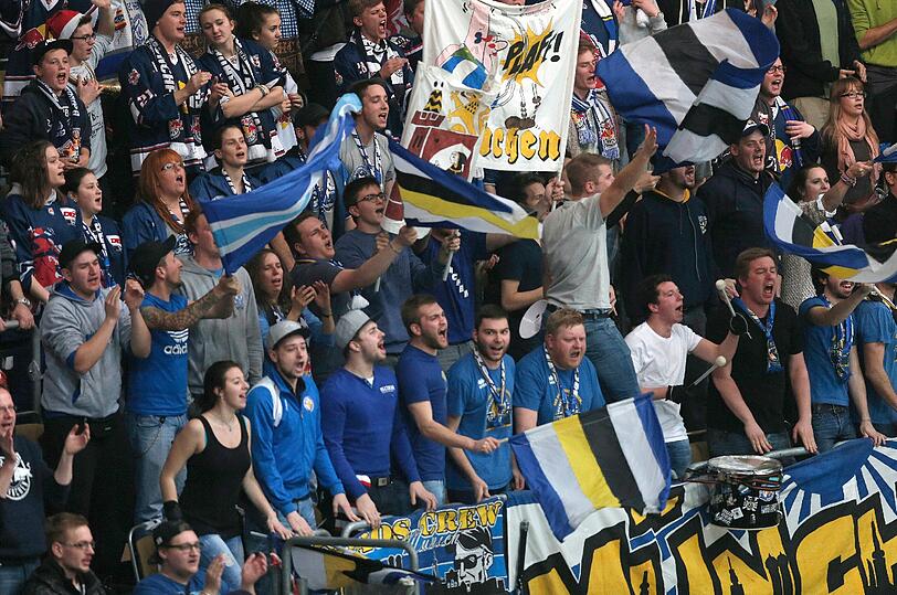 Kommen diese Saison besonders zahlreich: die Fans des EHC, hier beim Spiel in der Olympiahalle.