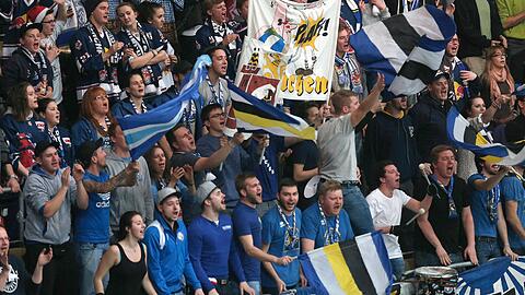 Kommen diese Saison besonders zahlreich: die Fans des EHC, hier beim Spiel in der Olympiahalle.