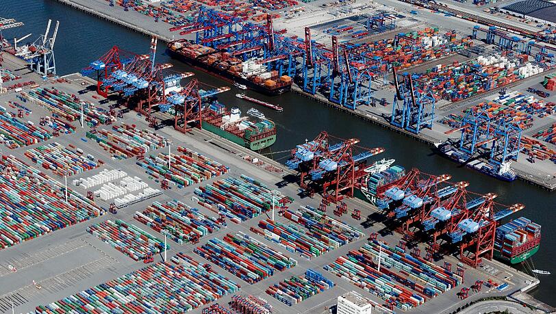 Containerterminal im Hamburger Hafen: Deutschlands Export-Branchen blicken mit Sorge auf die wirtschaftliche Lage in der Türkei. Foto: Markus Scholz/Archiv Containerterminal im Hamburger Hafen: Deutschlands Export-Branchen blicken mit Sorge auf die wirtschaftliche Lage in der Türkei. Foto: Markus Scholz/Archiv