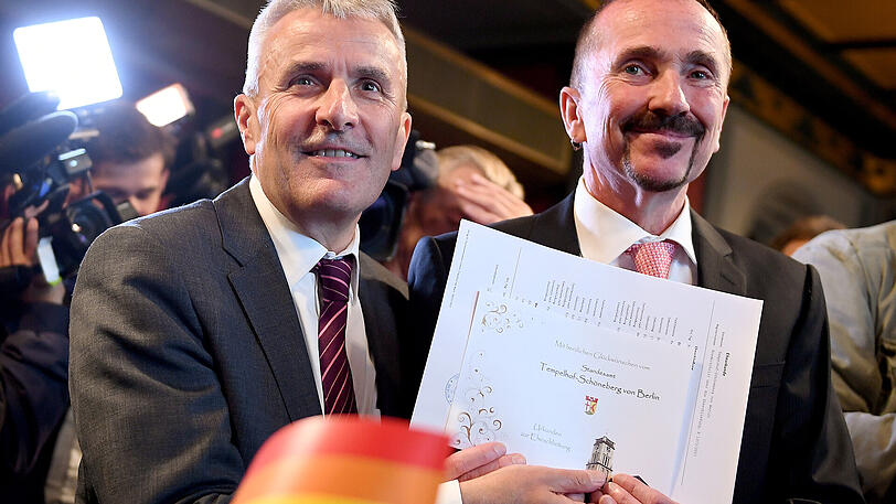 Karl Kreile (r) und Bodo Mende zeigen im Rathaus Schöneberg in Berlin ihre Urkunde zur Eheschließung.
