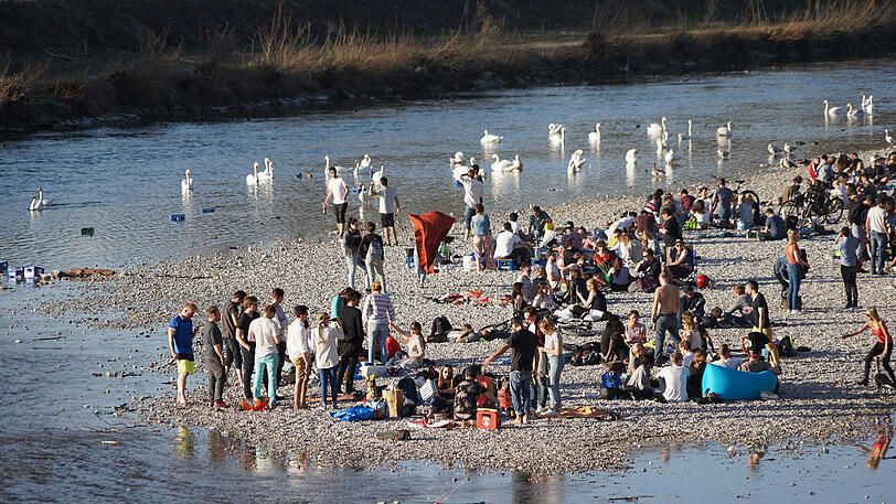 Die Münchner lassen das sonnige Wochenende an der Isar ausklingen.