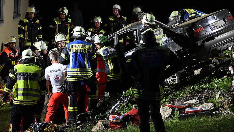 Der 48-Jährige aus Gangkofen wurde durch den Aufprall im seinem BMW eingeklemmt, musste von den Einsatzkräften der Feuerwehr befreit werden und kam schwer verletzt ins Krankenhaus Mühldorf. Der 48-Jährige aus Gangkofen wurde durch den Aufprall im seinem BMW eingeklemmt, musste von den Einsatzkräften der Feuerwehr befreit werden und kam schwer verletzt ins Krankenhaus Mühldorf.