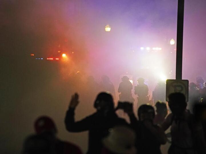 Polizisten und Demonstranten stoßen in Kenosha nach Schüssen auf einen Schwarzen erneut aufeinander.