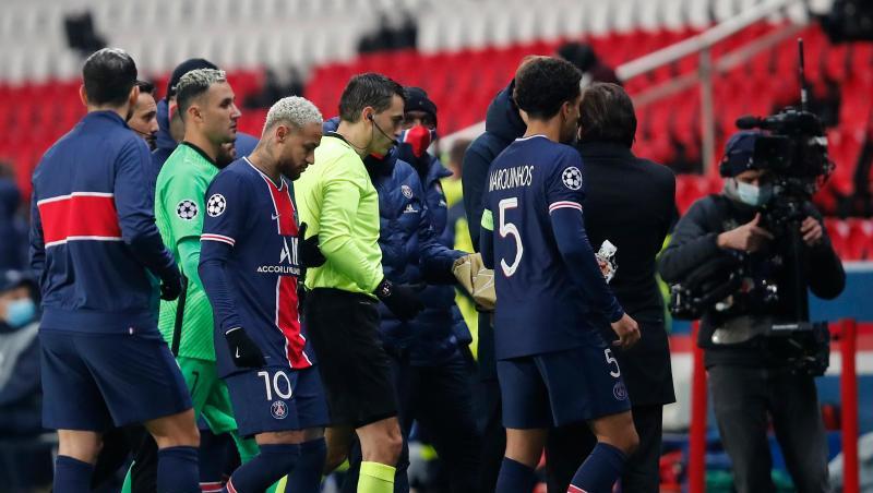 Die PSG-Profis verlassen demonstrativ den Platz.