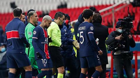 Die PSG-Profis verlassen demonstrativ den Platz.