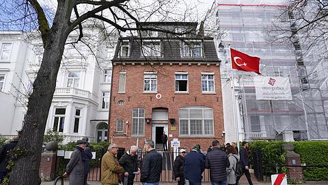Wahlberechtigte Türkin vor dem Türkischen Generalkonsulat in Hamburg, wo sie für die Wahlen in ihrem Heimatland abstimmen können.