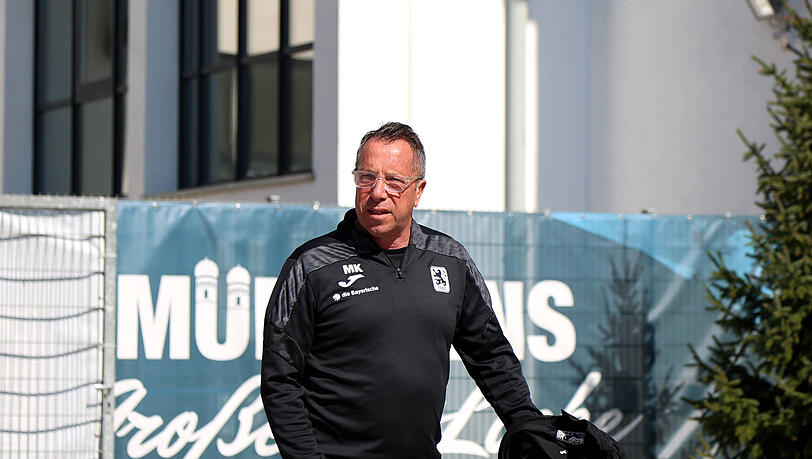 L&ouml;wen-Trainer Markus Kauczinski auf dem Weg zum Trainingsplatz an der Gr&uuml;nwalder Stra&szlig;e 114.