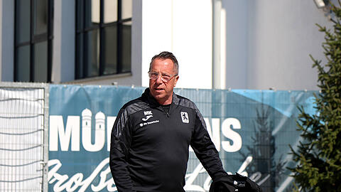 L&ouml;wen-Trainer Markus Kauczinski auf dem Weg zum Trainingsplatz an der Gr&uuml;nwalder Stra&szlig;e 114.