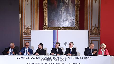 Starmer (3 v.r.) nahm in Paris an der Sitzung der sogenannten "Koalition der Willigen" teil.