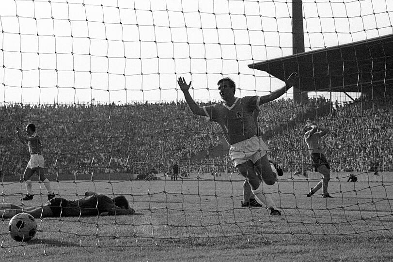 Tor für Sechzig: Rudi Brunnenmeier bejubelt den Treffer von Bubi Bründl im Sommer 1967 gegen Braunschweig.